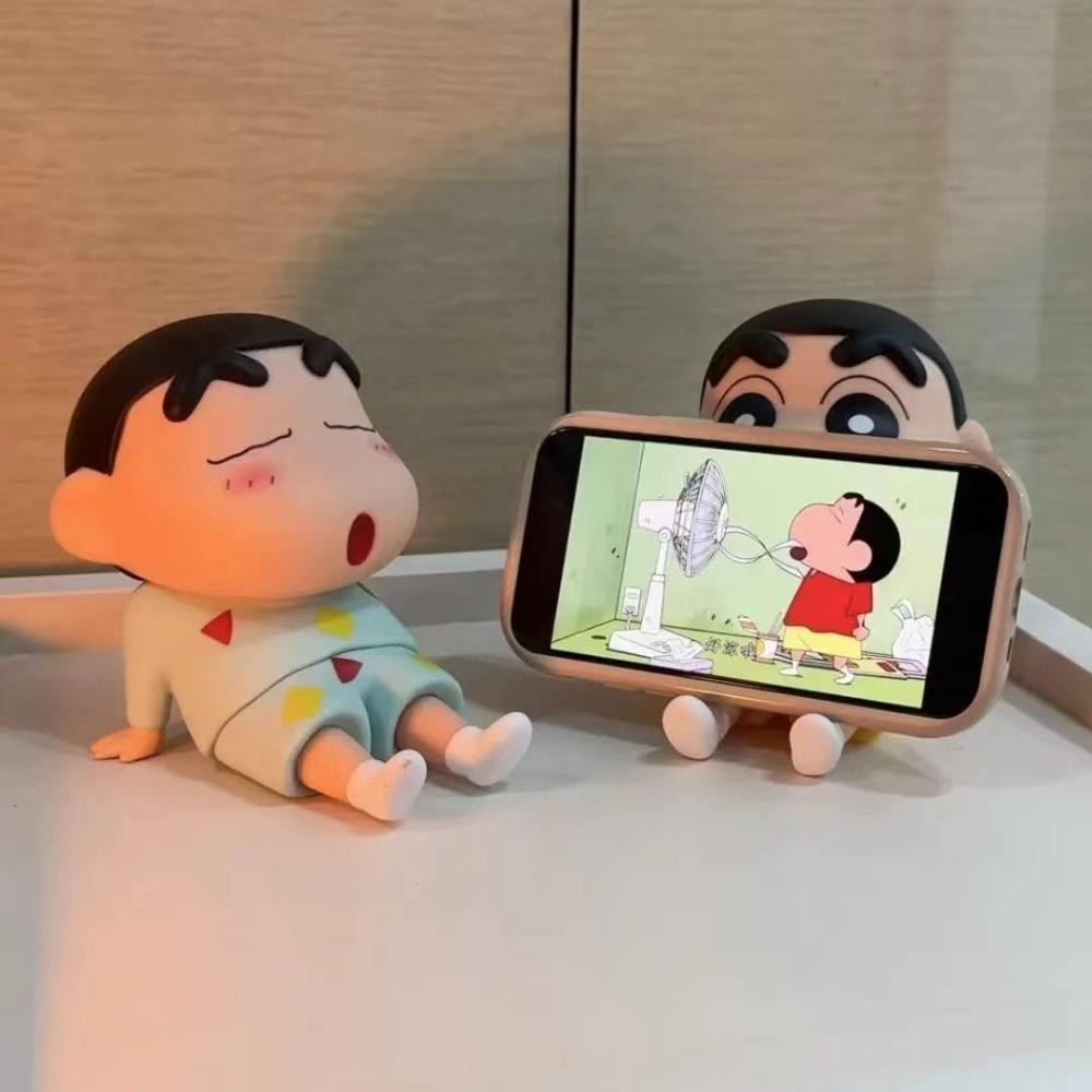 USTHOW Creative Phone Holder, Crayon Shin-Chan Figure PVC Doll Mobile Phone Stand, Figure Toys Support Desk Decor Portable Cell Phone Bracket Phone Accessories